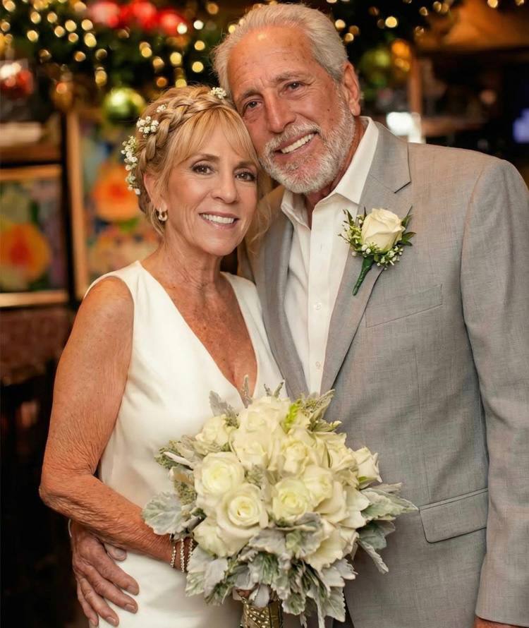 Mein Vater heiratete meine Tante, nachdem meine Mutter gestorben war – und dann sagte mein Bruder auf der Hochzeit: „Papa ist nicht der, der er vorgibt zu sein.“