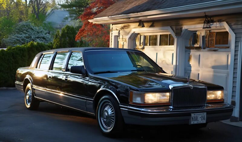 Nach dem Tod meiner Eltern hat meine Tante mich aus dem Haus geworfen : Doch gerade als ich gehen wollte, hielt eine Limousine vor unserem Haus