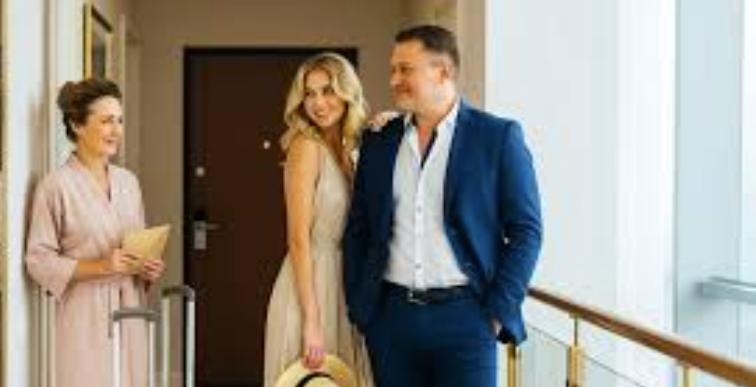 Trovai due biglietti aerei nella giacca di mio marito. Mio figlio tredicenne li guardò distrattamente e disse: «Mamma, questi biglietti sono per papà e zia Vanessa». Rimasi immobile. Chiesi come lo sapesse. Si limitò a sorridere… quel sorriso che ti stringe il cuore. «Ho una sorpresa per te, mamma». E quando aprì il portatile… quella sorpresa mi tolse il fiato e le ginocchia mi cedettero quasi.