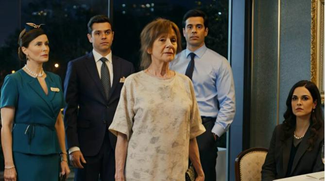 Mio figlio mi ha invitato a cena a casa dei suoi suoceri. Ho deciso deliberatamente di recitare la parte della “povera madre” per vedere come mi avrebbero accettata, senza sapere la verità. Non avevano idea di quanto sarebbe costato loro.