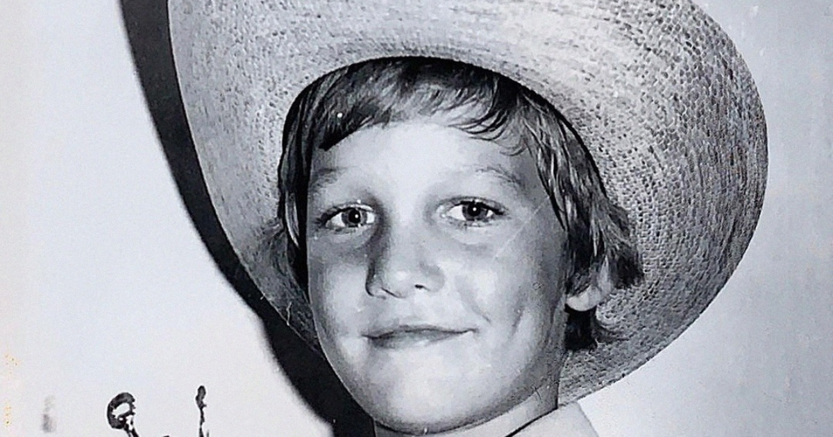 «Il Bambino Nella Foto Fu Gettato Nel Fiume Dalla Madre»: Eppure È Riuscito a Diventare una Star di Hollywood Quando È Cresciuto!