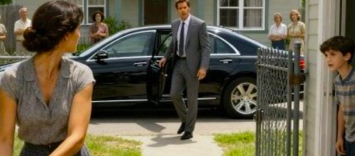 Dieci anni passati a crescere un bambino senza un padre: tutti nel villaggio mi prendevano in giro, finché un giorno un’auto di lusso si è fermata davanti a casa mia… e il padre del bambino li ha fatti piangere tutti.