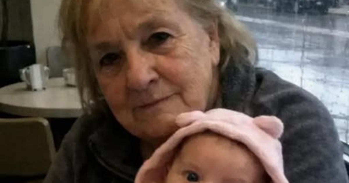 Ci cacciarono fuori dal caffè, me e la mia piccola nipotina, sotto la pioggia battente — ma proprio allora la giustizia varcò la soglia.