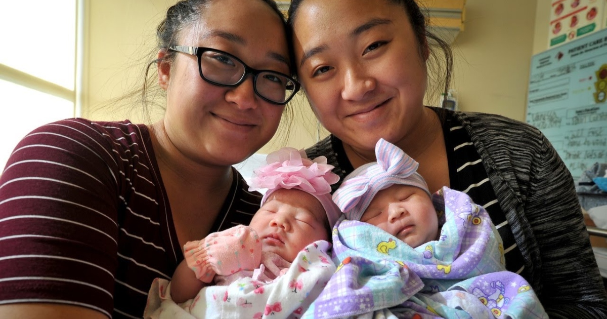 Incredibile Miracolo delle Gemelle: Due ‘Rainbow Babies’ Nati lo Stesso Giorno Dopo un Cuore Spezzato