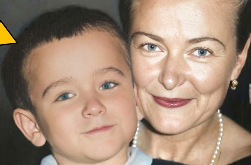 Riesci a indovinare chi è?: Questa dolce foto d’infanzia con la mamma nasconde una futura leggenda della comicità!