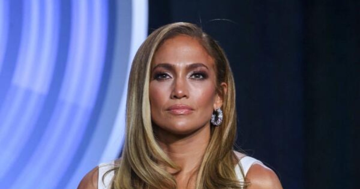 A 55 Anni Fa Ancora Girare la Testa! La Foto in Bikini di Jennifer Lopez Accende il Web tra Ammirazione e Critiche