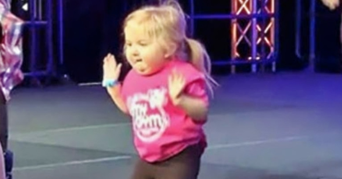 Una Bimba Sale sul Palco e Ruba la Scena: Tutti Sorridono Grazie a Lei!