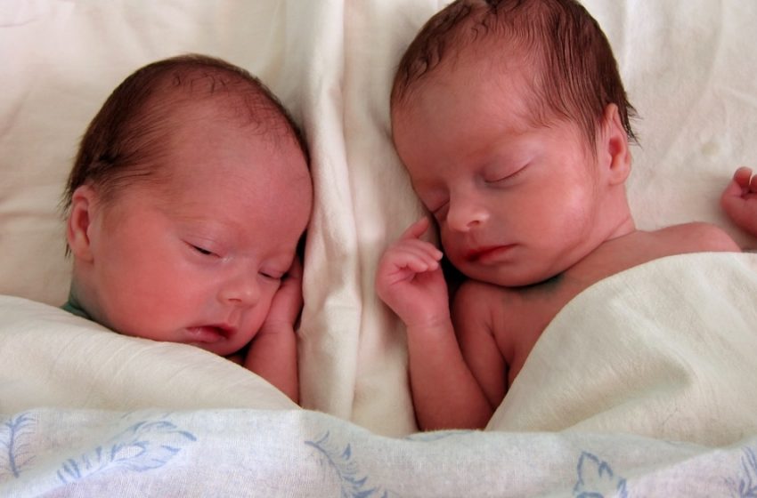 Aspettando due gemelli identici, questa coppia ha sentito dire «Scusa»!: quello che è successo dopo vi sorprenderà!