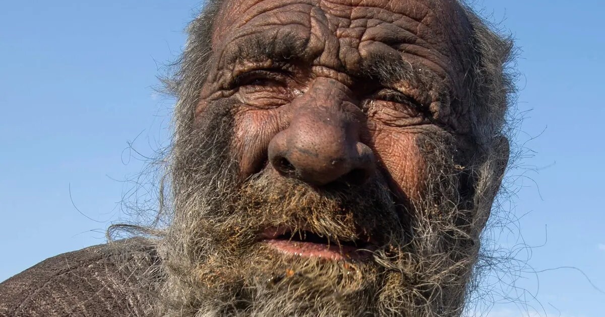 Ha vissuto 60 anni senza mai farsi un bagno! Il suo aspetto vi lascerà senza parole!