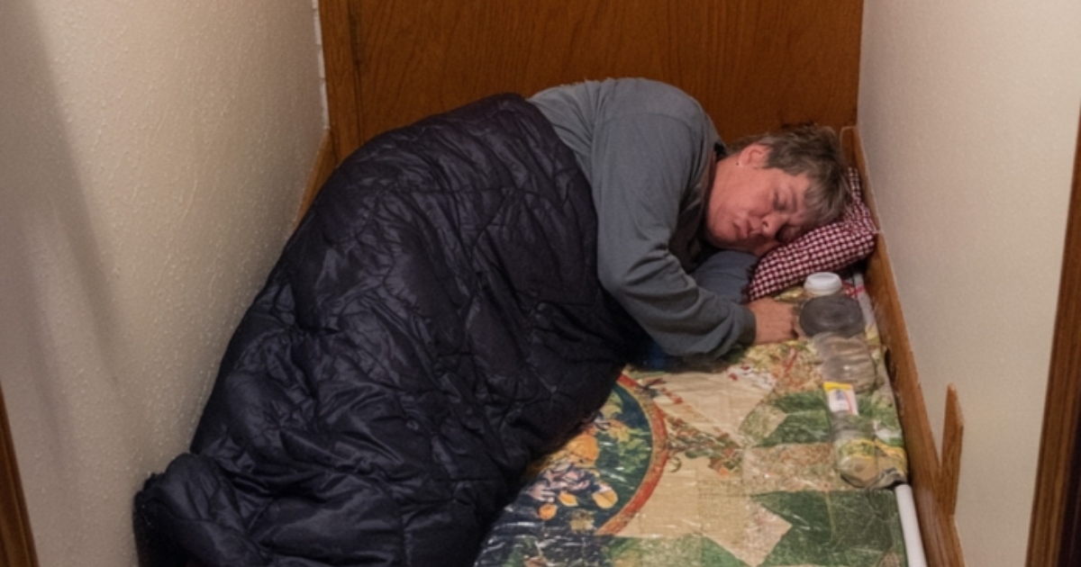 «L’ha fatta dormire per terra! Quello che è successo dopo ci ha lasciati senza parole!»