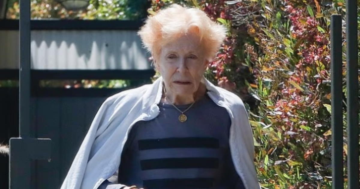 I Fan Rimangono Senza Parole: Icona della Sitcom, 82 Anni, Mostrata al Naturale! Riuscite a Indovinare Chi È?