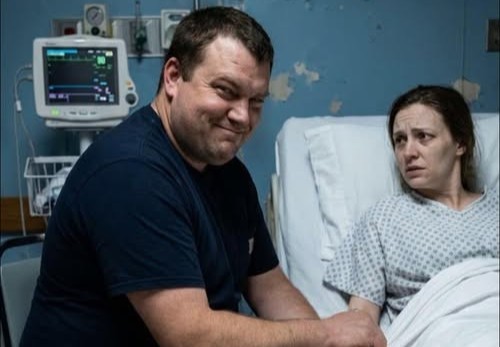 Dopo aver saputo che alla moglie restavano solo tre giorni di vita, il marito le sussurrò soddisfatto: «Presto tutti i tuoi beni saranno miei». Ciò che non sapeva era che la moglie, apparentemente sottomessa, aveva già pianificato la sua vendetta.