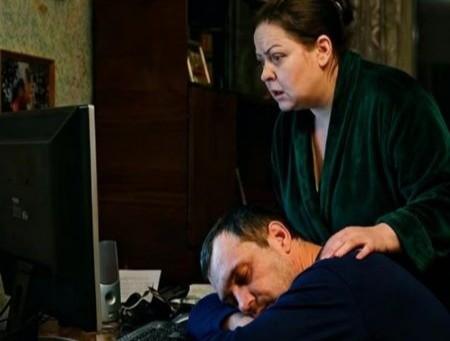 Svegliandosi di notte, la moglie si accorse che il marito si era riaddormentato al computer: andò a svegliarlo e a spegnere il computer acceso, ma all’improvviso vide qualcosa sullo schermo che la fece inorridire.