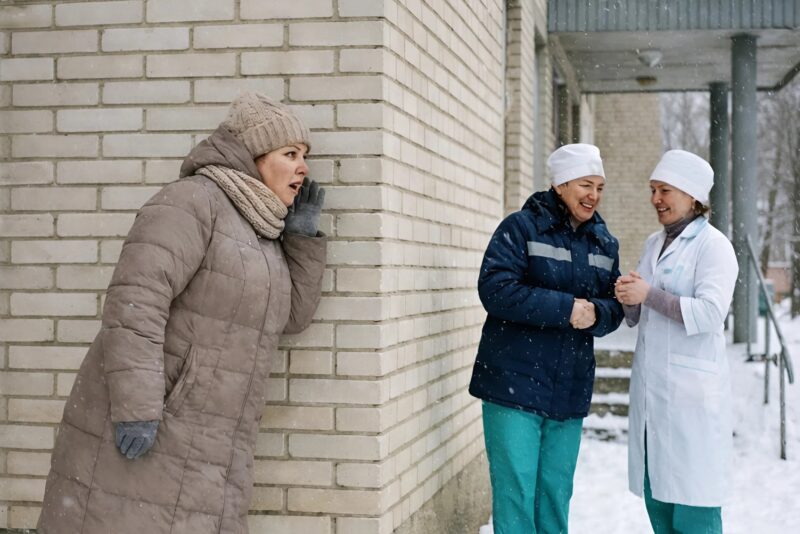 Dopo aver lasciato la stanza del marito morente, Anna stava per tornare a casa quando all’improvviso sentì una conversazione segreta tra due infermiere: rendendosi conto di cosa stessero parlando, la donna rimase davvero inorridita.