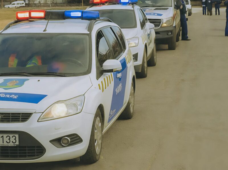 Ieri sera ho aiutato una donna a portare a casa le sue pesanti borse e stamattina diverse volanti della polizia mi hanno inseguito e mi hanno accusato di ciò…