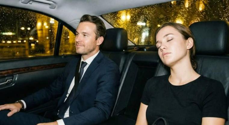 La povera studentessa salì sull’auto sbagliata, ignara che appartenesse a un miliardario.