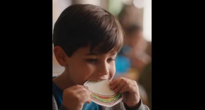 Il bambino aveva disegnato del cibo nella sua scatola del pranzo e lo mangiava di nascosto da tutti, ma l’insegnante se ne accorse e si avvicinò al bambino. E cosa ha fatto…