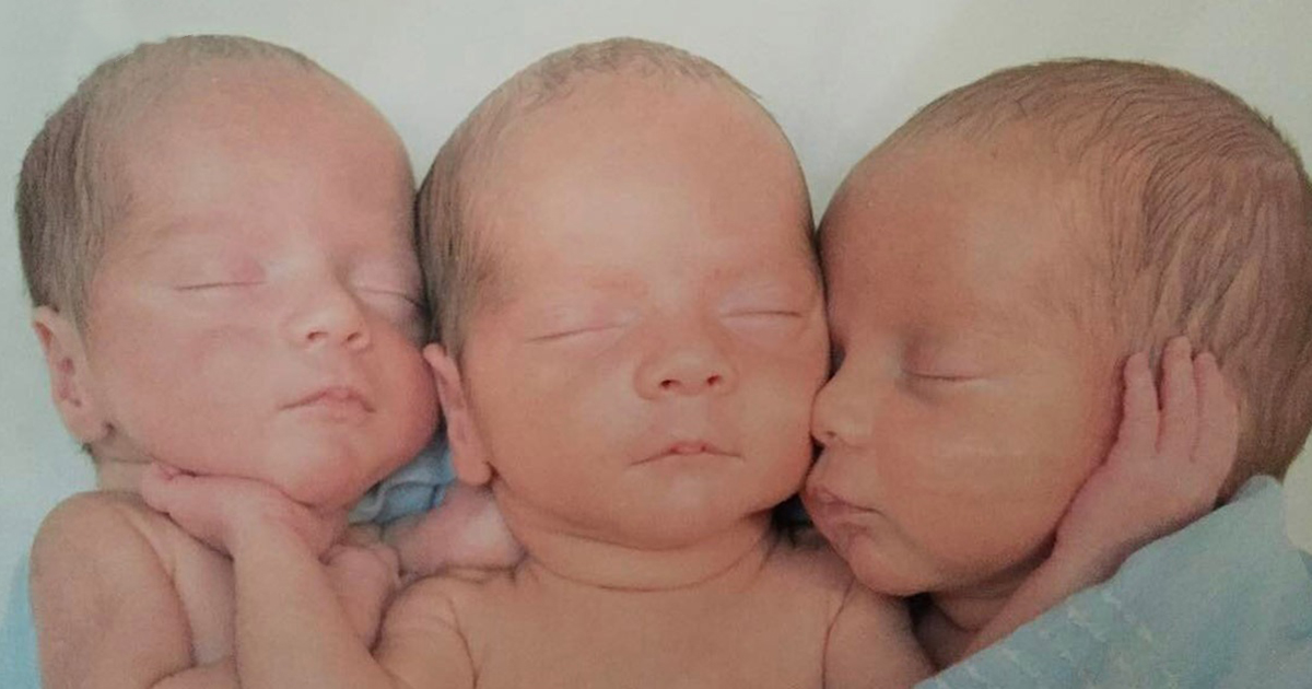 “Come fa la mamma a distinguerli?”: Che aspetto hanno oggi questi gemelli identici così unici?