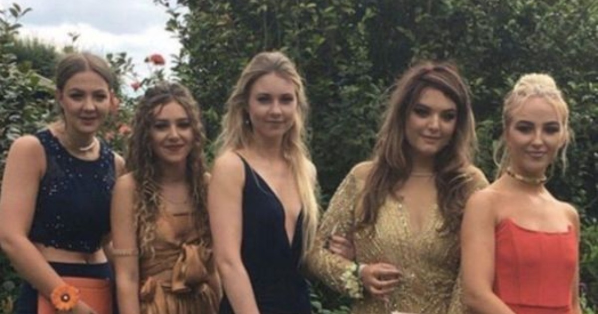 Il dettaglio che fa tremare: la foto delle ragazze che posano per la foto del ballo di fine anno è diventata virale su Internet!
