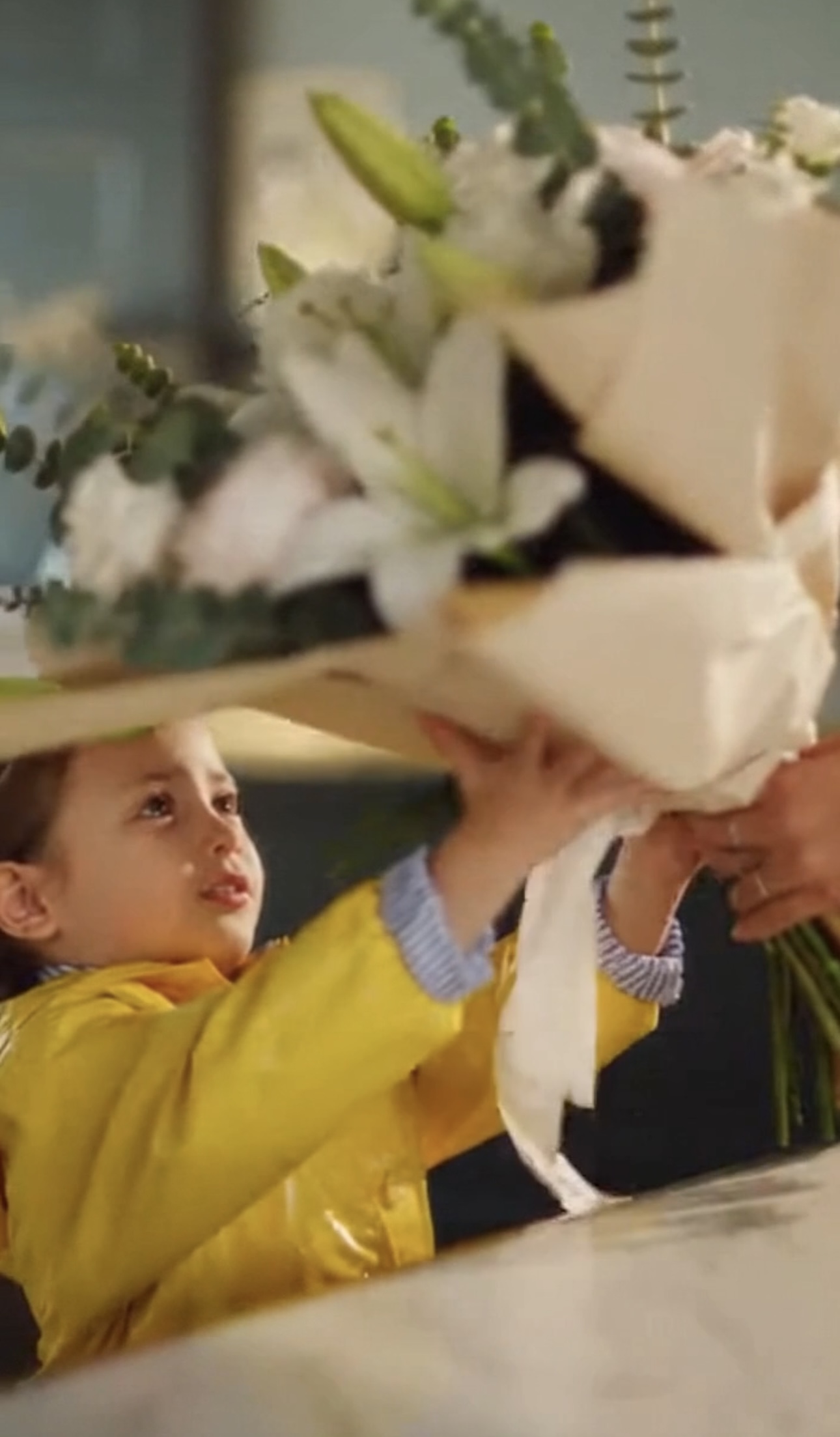 La valuta più preziosa è la gentilezza: come una bambina ha “comprato” dei fiori per la sua mamma con dei soldi disegnati