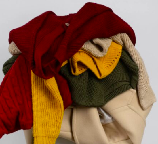 Pensavo che mia suocera stesse donando i miei vecchi vestiti in beneficenza, ma la verità mi ha davvero fatto inorridire.