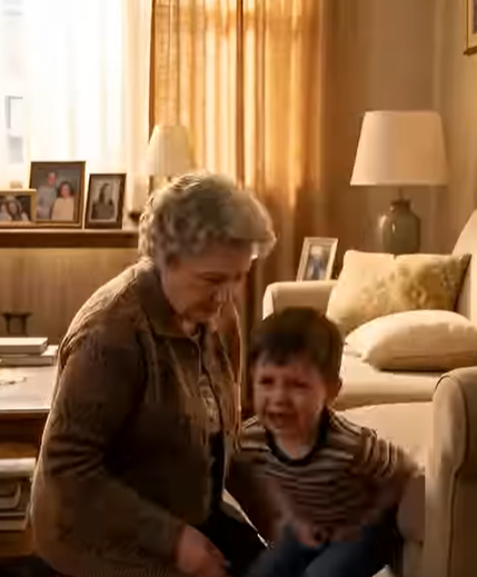 Mio nipote di cinque anni si rifiutava di sedersi sul divano, raggomitolandosi sul pavimento freddo. Quando ho provato a sollevarlo, ha urlato: “Mi fa male il sedere”. Gli ho sollevato delicatamente la maglietta e mi sono bloccato: c’erano cicatrici, troppe. Ho chiamato mia nuora. Lei ha riso beffardamente. “Mio padre è un giudice. Cosa pensi di poter fare?” Ho chiamato il 911, convinto di salvarlo, senza rendermi conto di aver appena iniziato una guerra.