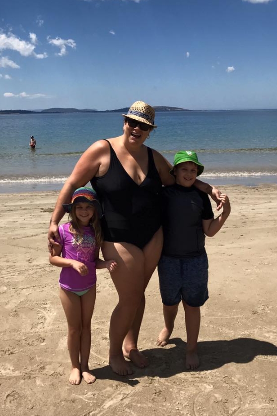 Mamma scatta una dolce foto con i suoi figli: poi nota qualcosa che la spinge a riprendere subito la macchina fotografica!