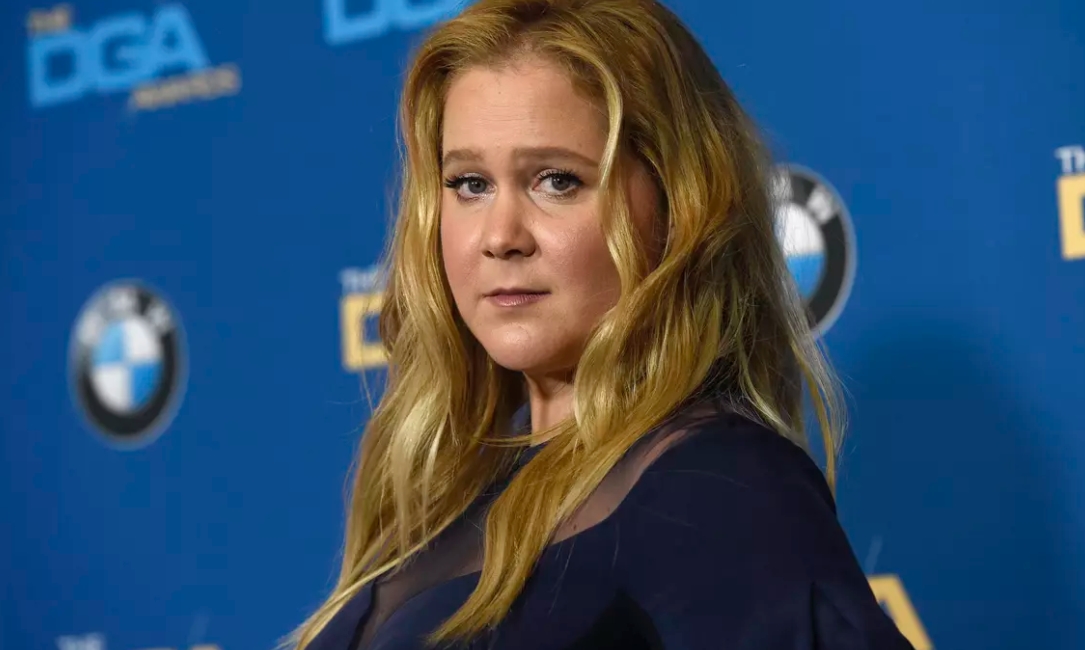 La Regina della Comicità sfoggia un look sorprendente che lascia i fan a bocca aperta!: La riconoscete?