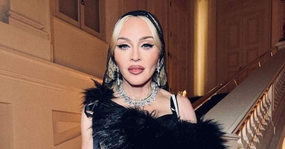 Non un fidanzato, ma un badante”—Madonna, 67 anni, con il giovane compagno e la sua ‘felicità’ presa in giro. Guarda le loro foto