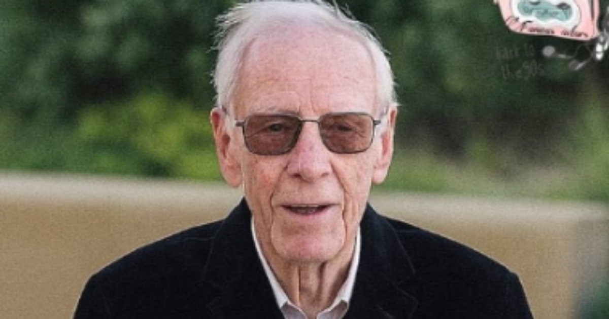 Buon 85° compleanno a una vera leggenda del cinema: questa star iconica continua a incantare i fan — riuscite a riconoscerlo oggi?