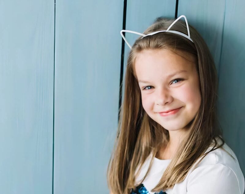 Bambina trovata a piedi nudi in autostrada di notte: anche i poliziotti più esperti hanno pianto quando hanno sentito la sua storia