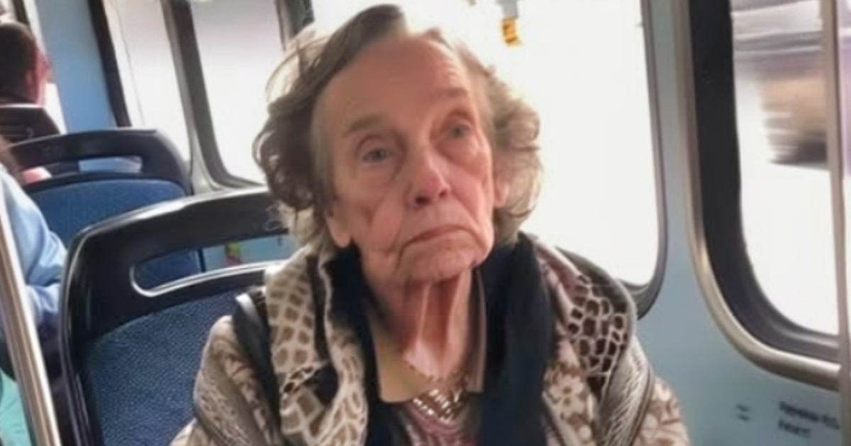 Adolescenti Deridono un’Anziana sull’Autobus: Ma un Senza Dimora Gli Insegna una Lezione Che Non Dimenticheranno Mai!