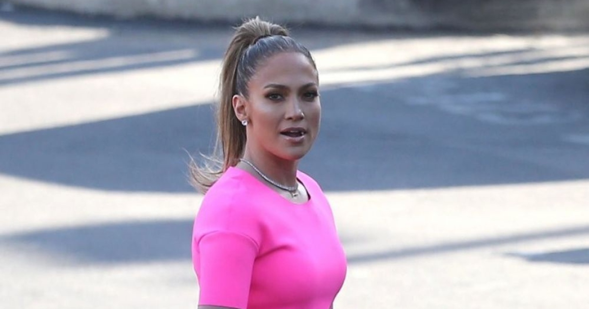 L’audace look da palco di J.Lo crea scompiglio: i fan sorpresi dal suo outfit!