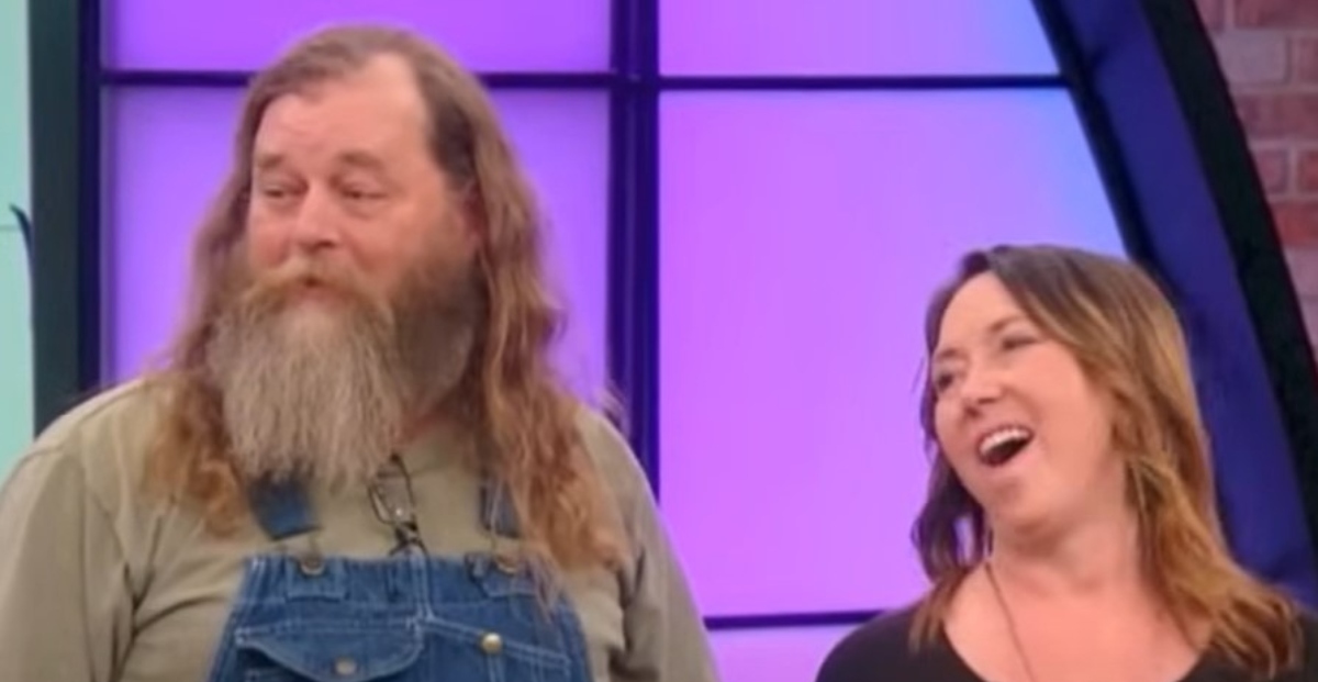 Per 20 anni, un uomo ha avuto una barba lunga e disordinata: sua moglie era al settimo cielo quando finalmente l’ha rasata!