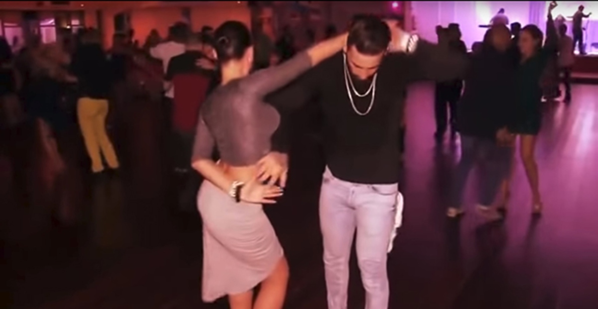 «Figura Perfetta e Elasticità nei Movimenti»: È Impossibile Staccare gli Occhi dalla Ragazza che Danza la Bachata!