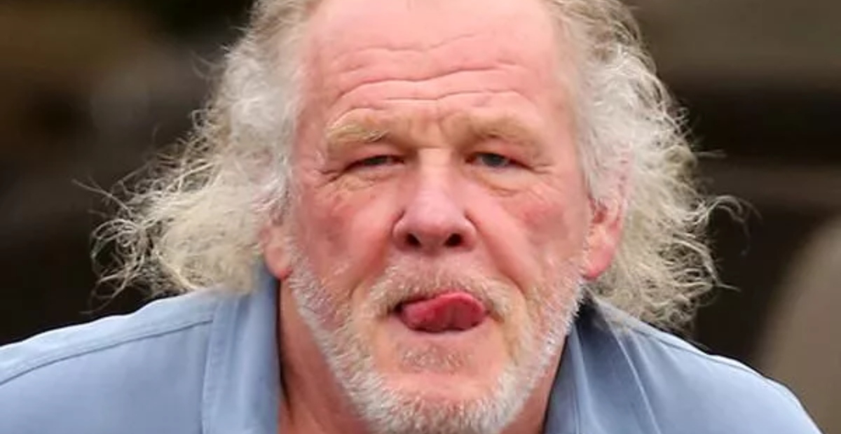 «Il Fascino degli Anni ’70 è Irriconoscibile Oggi»: I Fan Non Sapevano Che L’Uomo Anziano Che Passava Era Un Tempo il Loro Idolo!