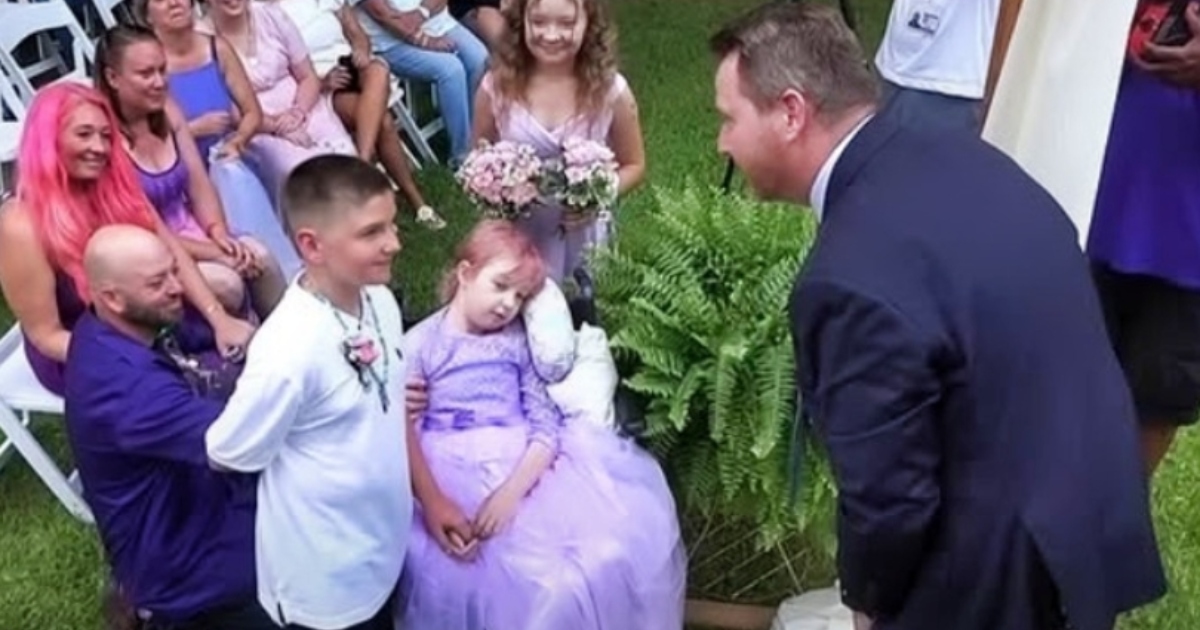 Una Famiglia Esaudisce l’Ultimo Desiderio di una Bambina di 10 Anni – Un Dolce Matrimonio con il Suo Amore d’Infanzia: Le Immagini Commoventi!