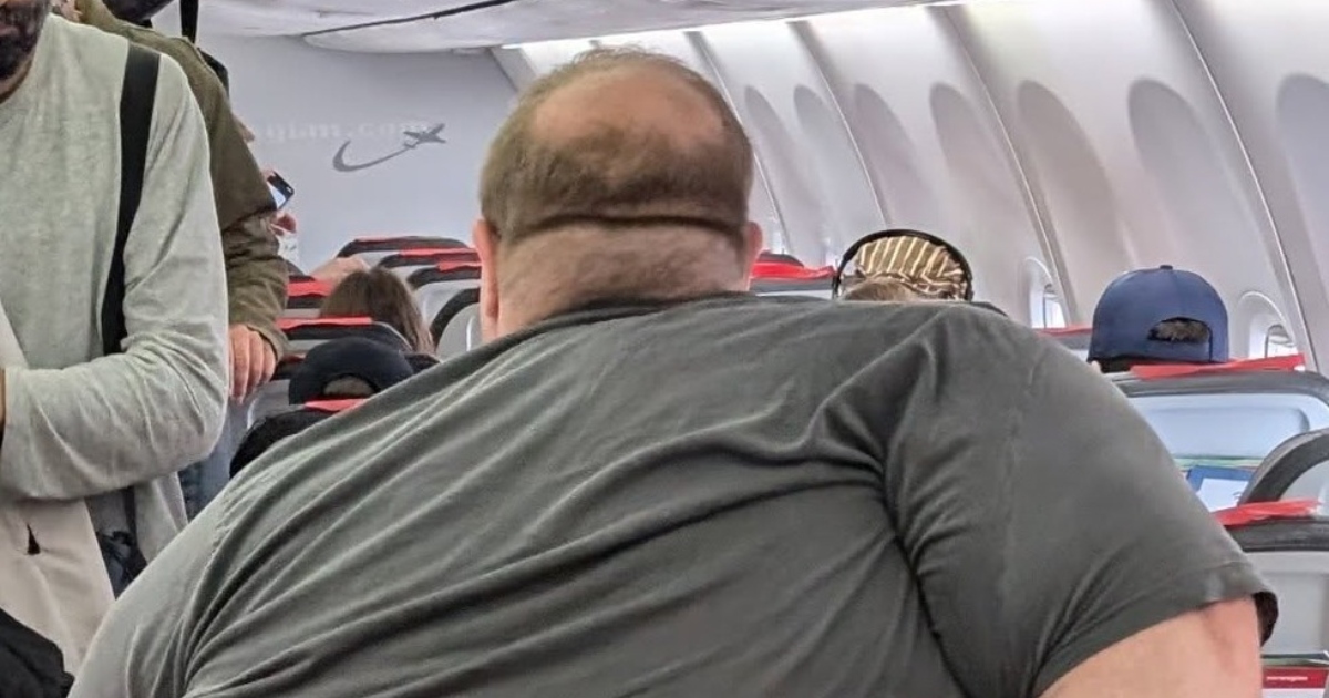 Sedile Aereo Scatena Polemiche: Foto Virali di una Passeggera Plus-Size Accendono il Dibattito sull’Uguaglianza nei Viaggi!
