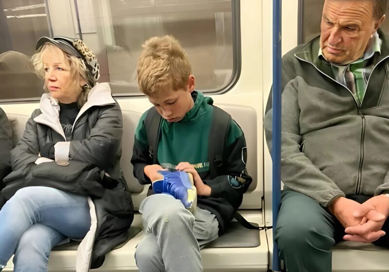 Un ragazzo è salito sul treno a piedi nudi e un minuto dopo un uomo sconosciuto ha fatto qualcosa che ha scioccato tutti