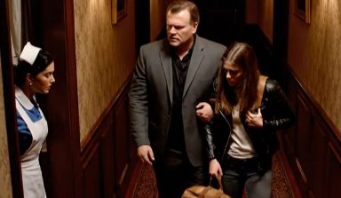 Una cameriera notò un uomo che veniva in albergo ogni sera con una bambina di 11 anni: un giorno li seguì e, guardando nella finestra della loro stanza, vide qualcosa di terribile.