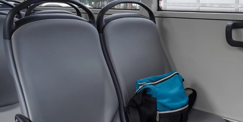 Un conducente dell’autobus scopre una borsa che contiene quella scelta di distanza alla fine del suo servizio quotidiano