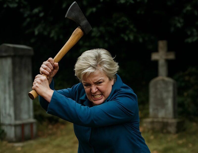 Durante il funerale del figlio, la madre prese un’ascia e colpì più volte il coperchio della bara: quando il coperchio si ruppe, la gente vide qualcosa di orribile.