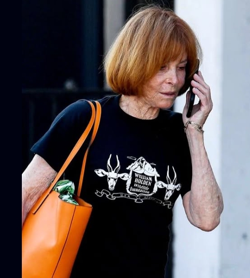 Icona di Hollywood, 82 anni, sorpresa a fare commissioni a Los Angeles, e ancora splendida come sempre! Ma chi è?